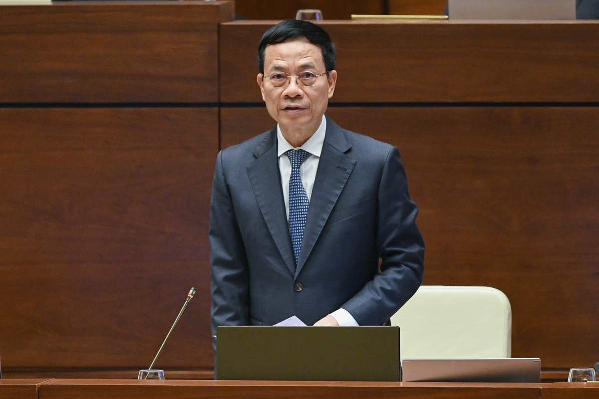 Bộ trưởng Bộ TT và TT Nguyễn Mạnh Hùng trả lời chất vấn